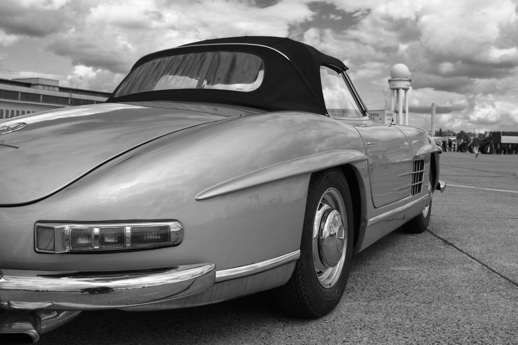 Klassisches Cabrio im Freien, Schwarz-Weiß-Aufnahme